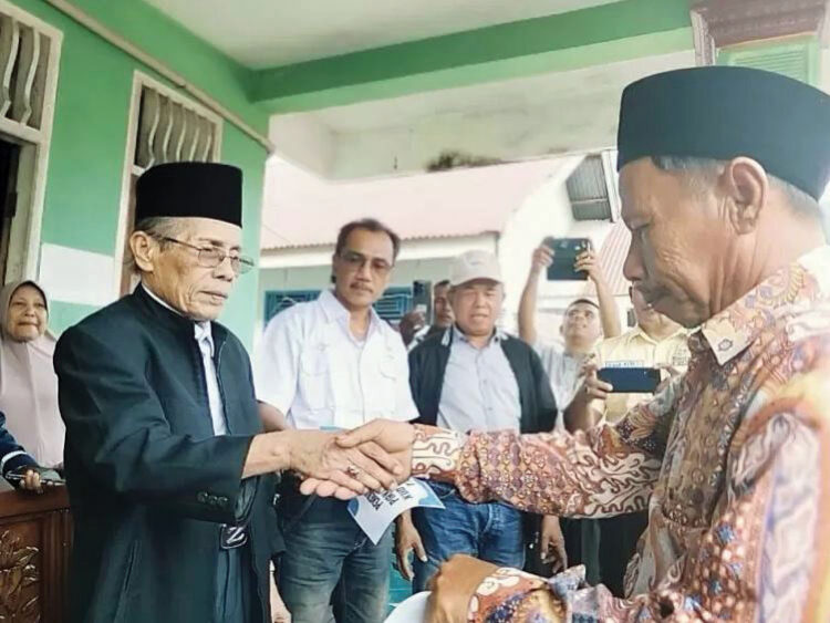 KUD Tiku Limo Jorong Bantu Ribuan Warga Sebesar Rp26 Miliar 1 BERIKAN BANTUAN— Ketua KUD Tiku Lima Jorong Kecamatan Tanjung
Mutiara AM Dt Bandaharo membantu ribuan warga Tiku Limo Jorong
Kecamatan Tanjung Mutiara, Senin (13/1).