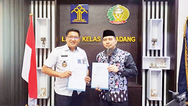 PERJANJIAN KERJA SAMA— Kalapas Padang Junaidi Rison dan Ketua Yayasan Dar el-Iman Buya Muhammad Elvi Syam, melakukan perpanjangan Perjanjian Kerja Sama (PKS) dengan Yayasan Dar El Iman untuk periode 2025-2030, di ruang Kalapas Padang, Rabu (8/1).