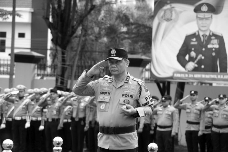 Pimpin Upacara Bulanan Perdana, Kapolda: Jadilah Polisi Teladan yang Berintegritas 1 UPACARA— Kapolda Sumbar Irjen pol Gatot Tri Suryanta saat memimpin upacara bulanan perdana.