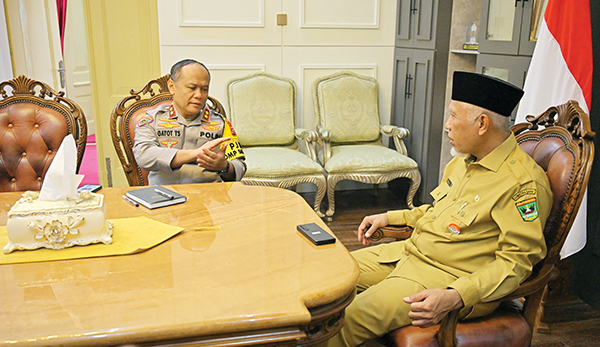Kunjungi Gubernur Mahyeldi di Istana Gubernuran, Kapolda Irjen Pol Gatot Sampaikan “Titipan” Kapolri untuk Sumbar 1 SILATURAHMI— Gubernur Sumbar Mahyeldi Ansharullah, menerima kunjungan silaturahmi Kapolda Sumbar, Irjen Pol Gatot Tri Suryanta beserta jajaran di Istana Gubernuran, Senin (13/1). Keduanya sepakat untk penguatan sinergi untuk mendukung keamanan, kenyamanan, serta pembangunan yang berkelanjutan di Sumbar.