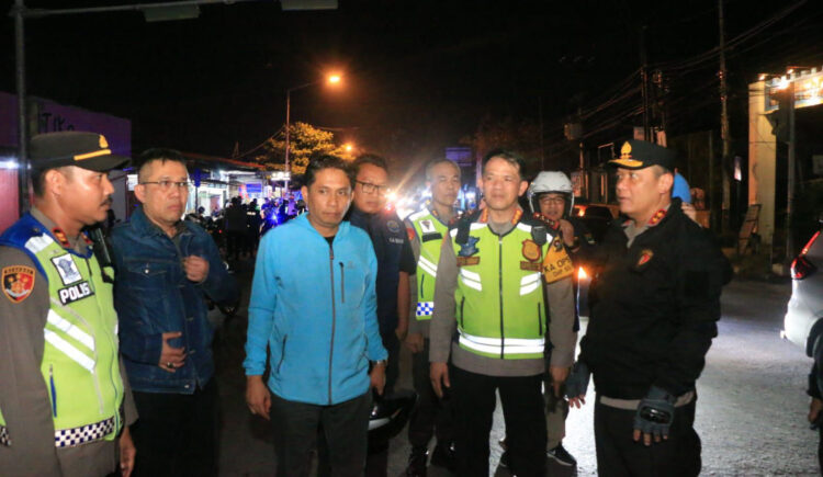 Naik Motor Malam-malam, Kapolda Sumbar Pimpin Patroli Zero Tawuran dan Balap Liar 1 PATROLI— Kapolda Sumbar Irjen Pol Gatot Tri Suryanta memimpin patroli untuk mewujudkan Zero Tawuran dan Balap Liar di Kota Padang.