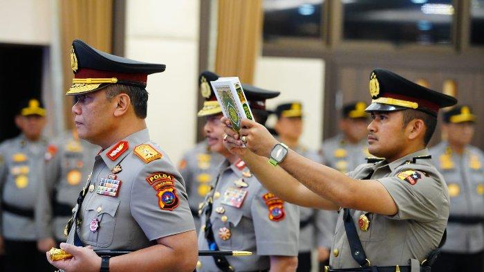 Irjen Pol Gatot Tri Suryanta Resmi jadi Kapolda Sumbar 1 DISUMPAH— Irjen Pol Gatot Tri Suryanta yang dilantik sebagai Kapolda Sumbar mengucap sumpah saat sertijab yang dipimpin Kapolri Jenderal Listyo Sigit
di Mabes Polri.