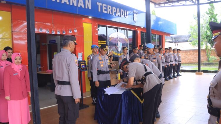 Wakapolres, Kapolsek Pangkalan, Kasat Resnarkoba, Kasat Lantas, Pinda Tugas 1 PIMPIN— Kapolres 50 Kota AKBP Syaiful Wachid, pimpin Sertijab