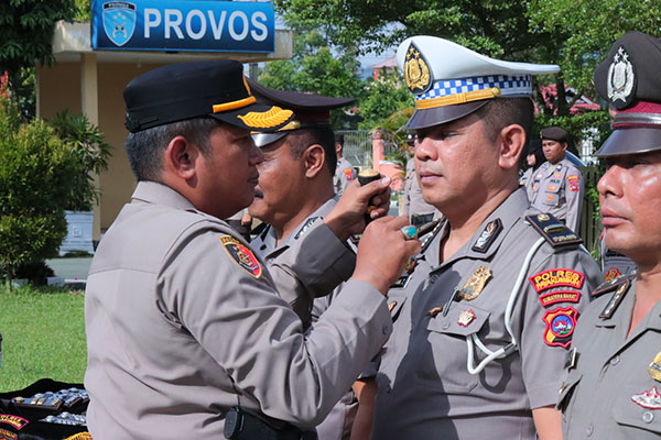 Wakapolres Payakumbuh Russirwa Menyandang Pangkat AKBP 1 KENAIKAN PANGKAT— Kapolres Payakumbuh AKBP Ricky Rocardo saat menyematkan kenaikan pangkat kepada personel di halaman Mapolres Payakumbuh, Selasa (31/12).