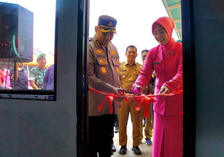 Kapolres Padang Panjang Resmikan Gedung Satreskrim 1 GUNTING PITA— Kapolres Padang Panjang AKBP Kartyana Widyarso Wardoyo Putro, menggunting pita saat peresmian kantor Satrteskrim Polres Padang Panjang.
