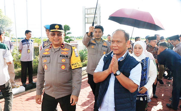 DISAMBUT— Kapolda Sumbar Irjen Pol Gatot Tri Suryanta tiba di BIM dan disambut Forkopimda Sumbar.