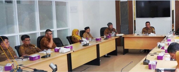 Pengendalian Inflasi Daerah, Pj Wako Soroti Harga Cabai 1 RAPAT INFLASI DAERAH— Penjabat (Pj) Wali Kota Padangpanjang Sonny Budaya Putra, bersama instansi terkait mengikuti rapat pengendalian inflasi daerah bersama Mendagri secara daring, di Ruang VIP Balai Kota.