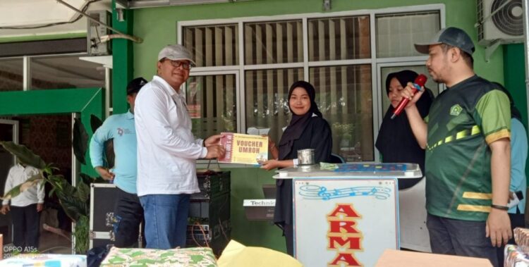 Pererat Tali Silaturahmi, Kemenang Kota Pariaman Peringati HAB ke -9 1 SERAHKAN DOORPRIZE—Pj Wali Kota Pariaman yang diwakili oleh Staf Ahli Ferialdi, serahkan doorprize.