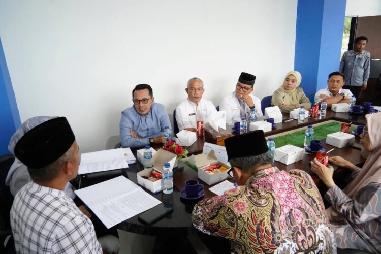 Membahayakan, Pendakian Gunung Marapi Ditutup Permanen, Bupati Sepakat Tutup Celah Jalan Masuk Pendakian 1 PERIZINAN PENDAKIAN— Kepala BKSDA Sumbar Lugi Hartanto, saat menerima laporan hasil pemeriksaan terkait perizinan pendakian Taman Wisata Alam TWA Gunung Api Marapi oleh Pjs. Kepala Perwakilan Ombudsman RI Sumbar Mellisa Fitri Harahap di Padang, beberapa waktu lalu.