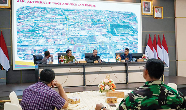 Antusias Masyarakat Sangat Tinggi, Mulai 19 Januari, Rute CFD Diperpanjang Hingga Simpang Kandang 1 SOSIALISASI— Kepala Dispora Sumbar Maifrizon, melakukan sosialisasi perpanjangan rute car free day di Kota Padang, dimulai dari simopang Masjid Raya sumbar hingga Simpang Kandang (depan SMAN 1 lama), Jumat (10/1).