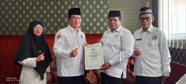 DIPA, Dokumen Resmi Rincian Anggaran Belanja Negara Untuk Satu Tahun 1 Kepala Kantor Kementerian Agama Kota Pariaman H Rinalfi didampingi Kepala Sub Bagian Tata Usaha Kasi dan Penyelenggara Zawa beserta PPK kemarin usai menyerahkan DIPA tahun anggaran 2025