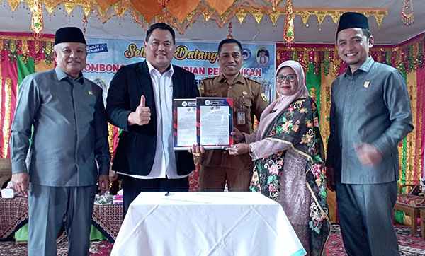 Kementerian Pendidikan Johor Malaysia Kunjungi SDN 02 Minangkabau 1 BERTUKAR CINDERA MATA— Kepala SDN 02 Minangkabau Husna bertukar cindera mata dengan Kementerian Pendidikan Johor Malaysia yang diterima Johari. saat mengunjungi sekolah tersebut, Senin (20/1).