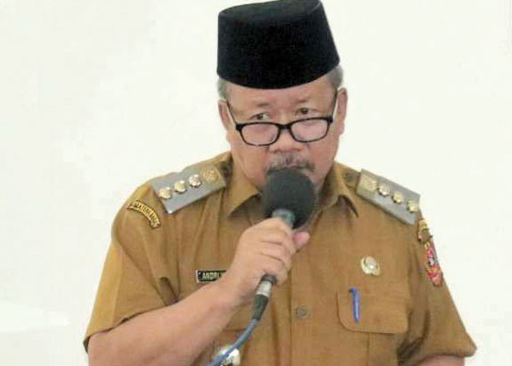 Keterbukaan Informasi Publik, Wujudkan Pemerintahan Transparan dan Akuntabel 1 ARAHAN— Bupati Agam Andri Warman memberikan arahan saat Sosialisasi Penguatan Peran PPID di Aula Kantor Bupati setempat, Senin (20/1).