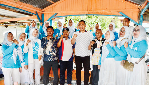 Syafrizal Koto Terpilih jadi Ketua LPM Gates Nan XX 1 PEMILIHAN KETUA LPM— Ketua LPM Kelurahan Gates Nan XX terpilih Syafrizal Koto berfoto bersama dengan Camat Lubeg Nofiandi Amir, Ketua Forum RT RW dan Panitia Pemilihan LPM.