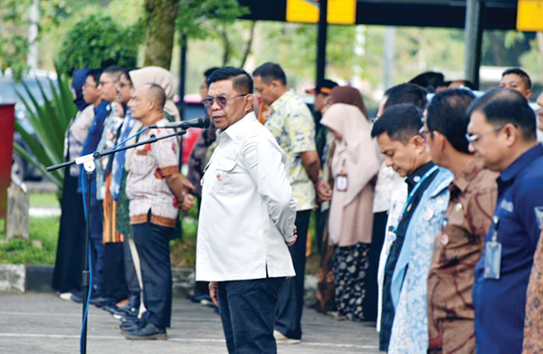 APEL PERDANA—  Pj Sekda Padang Yosefriawan, memimpin apel perdana bersama ASN di halaman Balaikota Padang, Kamis (2/1) pagi.