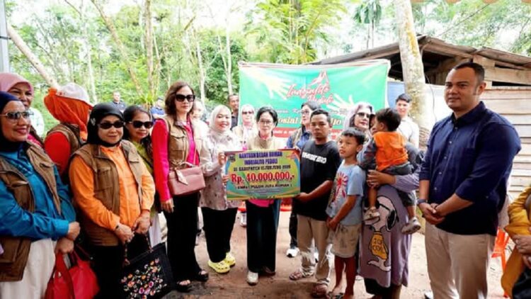 Kolaborasi dengan Pemkab dan Baznas, Indojalito Berikan Bantuan Bedah Rumah Bagi Warga Sijunjung 1 SERAHKAN BANTUAN— Pemkab Sijunjung bersama Indojalito dan Baznas sertahkan bantuanbedah rumah kepada salah seorang warga.