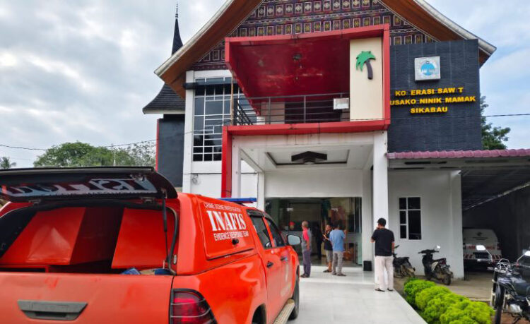 Koperasi Sawit Pusako Niniak Mamak Dibobol Maling 1 PENCURIAN— Tim Inafis Polres Dharmasraya melakukan olah TKP pencurian
di Koperasi Sawit Pusako Niniak Mamak Nagari Sikabau.