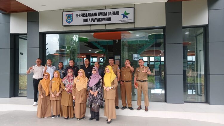 KUNJUNGAN— Komisi A DPRD Kota Payakumbuh saat melakukanj kunjungan ke kantor Dinas Perpustakaan dan Kearsipan.