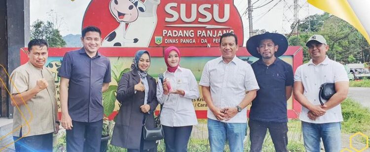 Anggota DPD Kunjungi Padangpanjang, Pj Wako Sampaikan Aspirasi 1 KUNJUNGI PADANGPANJANG— Pj Wali Kota Sonny Budaya Putra, bersama sejumlah anggota DPRD dan anggota DPD RI, Cerint Iralloza Tasya, S.Ked di sela-sela kunjungannya ke Kota Padang Panjang, Senin (27/1).