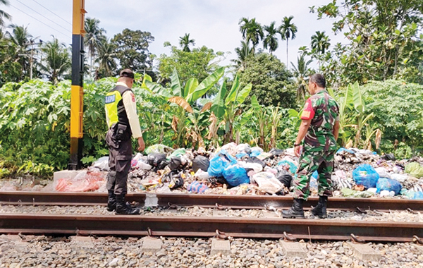 KAI Divre II Sumbar Larang Warga Buang dan Bakar Sampah di Rel 1 BUANG SAMPAH di KM 41— PT KAI Divre II Sumbar menemukan tumpukan sampah yang dibuang warga sembarangan atau tepat di depan rel kereta api KM 41.
