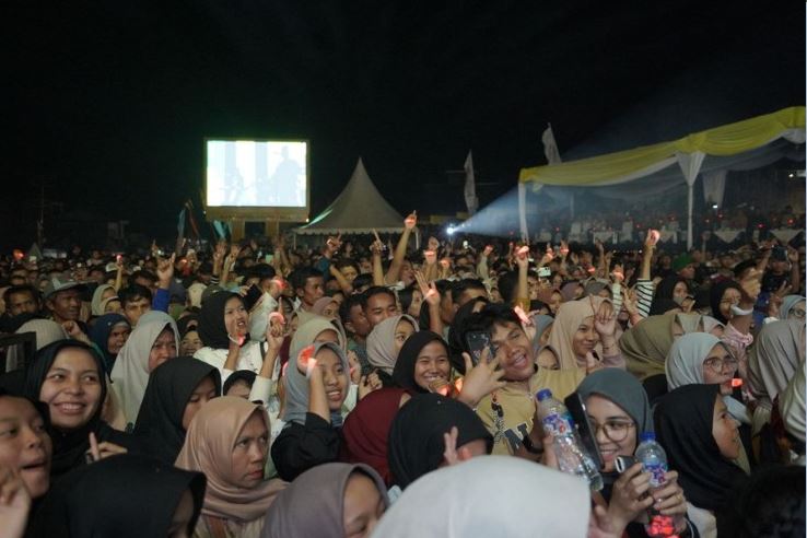 PUNCAK HUT SOLSEL— Lautan manusia padati RTH Solsel untuk  peringatan hari jadi Kabupaten Solok Selatan