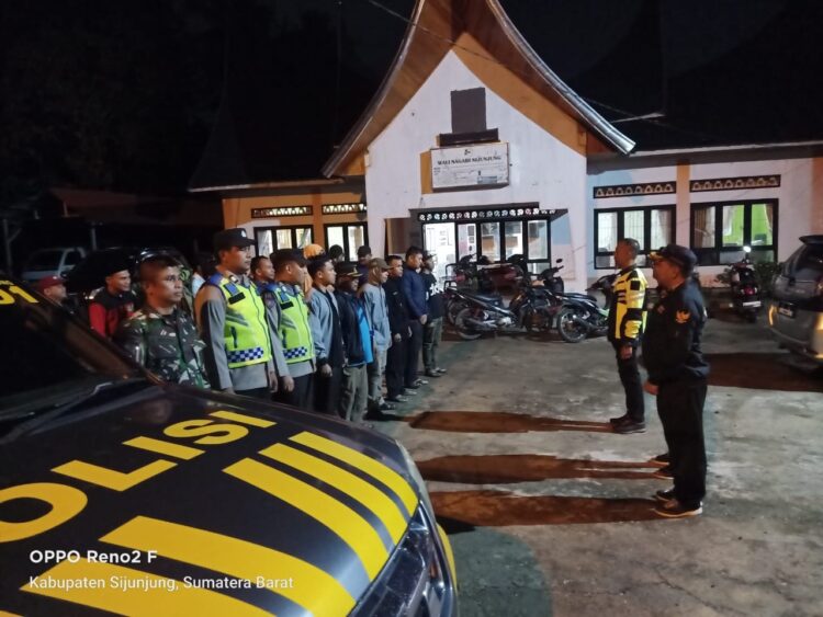 Cegah Gangguan Kamtibmas, Polsek Sijunjung Gelar Patroli Gabungan di Malam Hari 1 ANTISIPASI—Mengantisipasi gangguan Kamtibmas serta aksi tawuran, Polsek Sijunjung menggelar patroli gabungan.