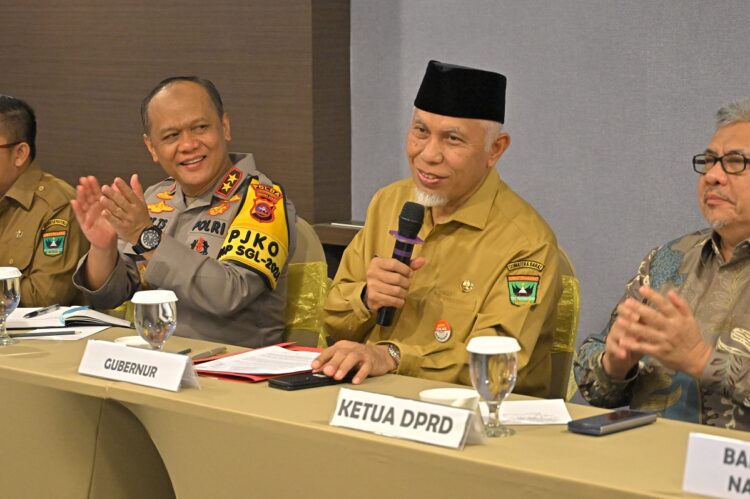 KOMITMEN SUKSES MBG— Gubernur Sumbar Mahyeldi dan Kapolda Sumbar Irjen Pol Gatot Tri Suryanta saat digelarnya Diskusi Kelompok Terpumpun bersama Badan Gizi Nasional (BGN) dan Forkopimda Sumbar, Selasa (14/1).