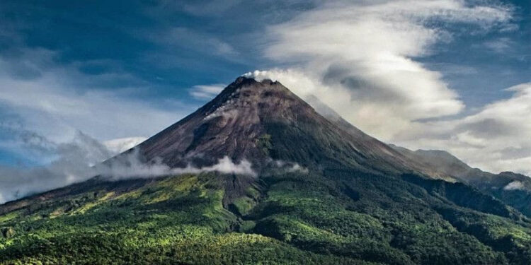 Pendakian Gunung Marapi, Ditutup Permanen, Kesepakatan Ombudsman, BKSDA Sumbar dan 2 Bupati 1 ILUSTRASI pendaki Gunung Marapi