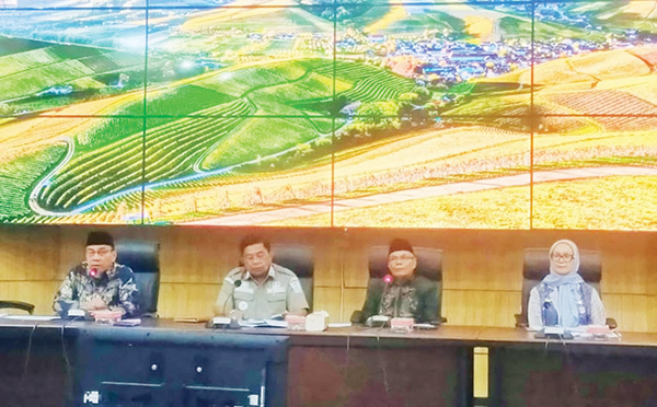 Semarakkan Masjid di Pusat Kota,Masjid Agung Nurul Iman Gelar Kegiatan Rutin Pekanan 1 RAPAT EVALUASI— Sekretaris Umum Masjid Agung Nurul Iman Maigus Nasir, memimpin Rapat Evaluasi Kegiatan Masjid Agung Nurul Iman Tahun 2024, di Balaikota Padang, Kamis (16/1).