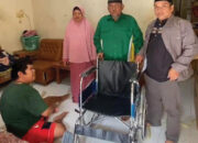 Baznas Bukittinggi Bantu Kursi Roda untuk Warga Lumpuh di Tarok Dipo