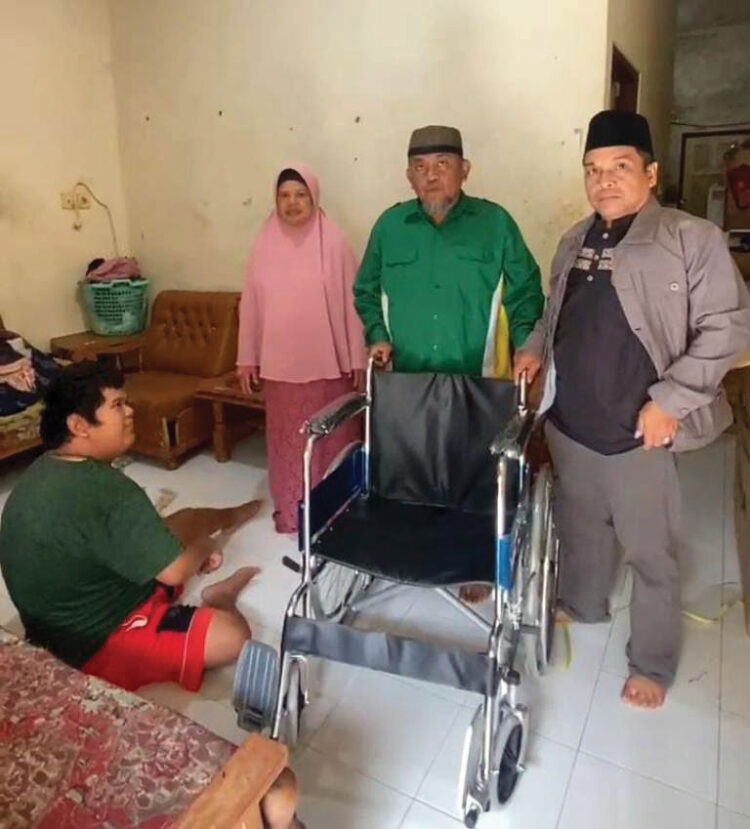 Baznas Bukittinggi Bantu Kursi Roda untuk Warga Lumpuh di Tarok Dipo 1 BANTUAN KURSI RODA— Baznas Bukittinggi serahkan kursi roda kepada salah seorang warga kelurahan Tarok Dipo yang mengalami cacat fisik, Rabu (22/1).