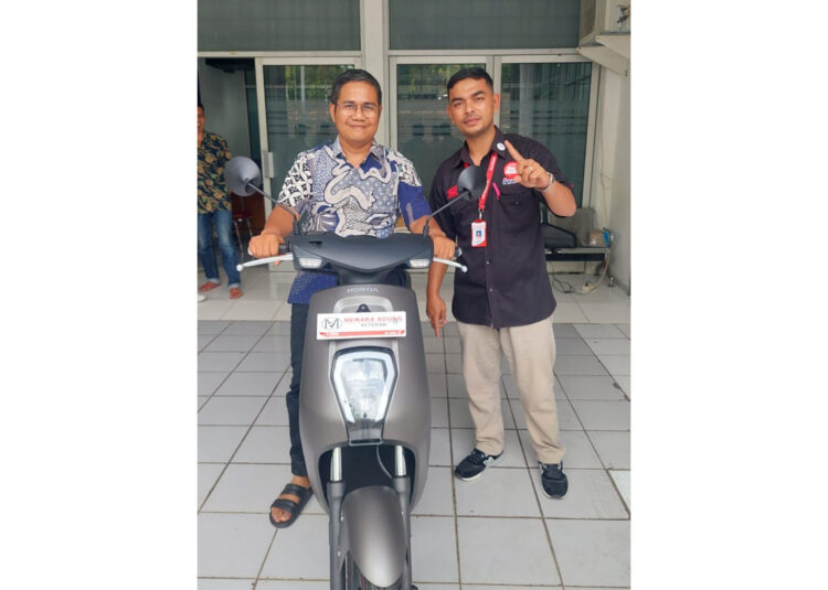 Motor Listrik Honda jadi Pilihan Utama Masyarakat Sumbar 1 TERIMA UNIT-Konsumen PT Menara Agung menerima unit sepeda motor listrik Honda EM1 e+.
