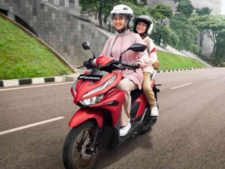 Menara Agung Berbagi Tips Aman Bonceng Anak Pakai Motor 1 ILUSTRASI-Pengendara sepeda motor Honda membonceng anak.