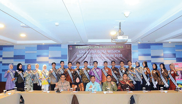 Menuju Grand Final, Finalis Uni dan Uda Dutas Wisata Ikuti Karantina 1 KARANTINA— Selama dua hari, mulai Kamis (30/1) hingga Jumat (31/1), 10 pasang finalis Uda Uni Duta Wisata Kota Padang 2025, mengikuti mengikuti pembekalan dan karantina di Hotel Mercure.