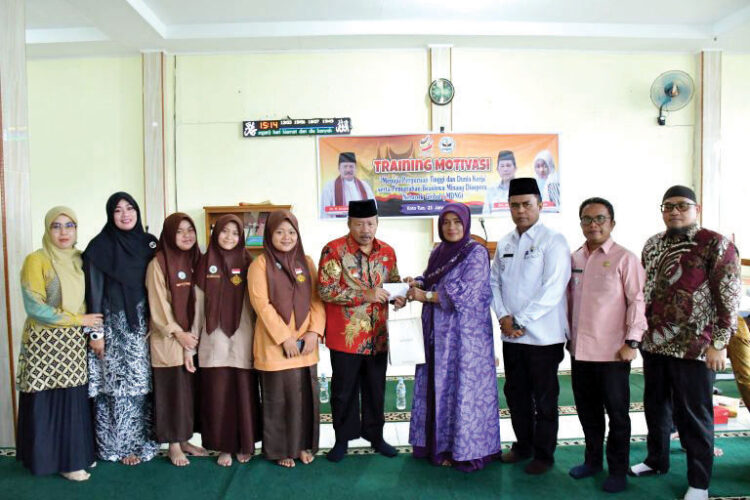 Motivasi Siswa SMA 1 IV Koto, Bupati Agam Beri Kiat Hadang Perguruan Tinggi dan Dunia Kerja 1 TRAINING MOTIVASI— Bupati Agam Dr.H.Andri Warman, MM berikan training motivasi kepada siswa SMA 1 IV Koto Menuju Perguruan Tinggi dan Dunia Kerja di sekolah tersebut, Kamis (23/1).