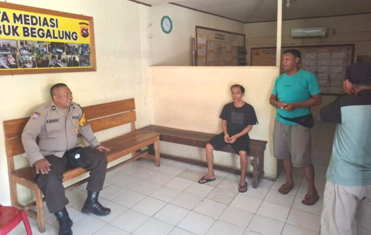 DIAMANKAN— Pria berinisial HA (42) yang diduga 
ODGJ diamankan di Polsek Lubeg usai mengamuk 
dan mengancam warga.