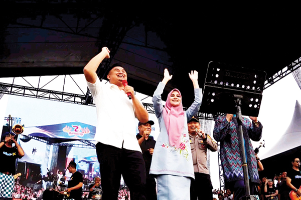 Obati Kerinduan Masyarakat Pecinta Musik SKA di Dharmasraya,Tipe-X Sukses Bikin Ribuan Penonton Berjingkrak 1 BERNYANYI BERSAMA— Bupati Dharmasraya, Sutan Riska Tuanku Kerajaan bernyanyi bersama grub bans Tipe-X di acara HUT Kabupaten Dharmasraya yang ke-21, Jumat (3/1).