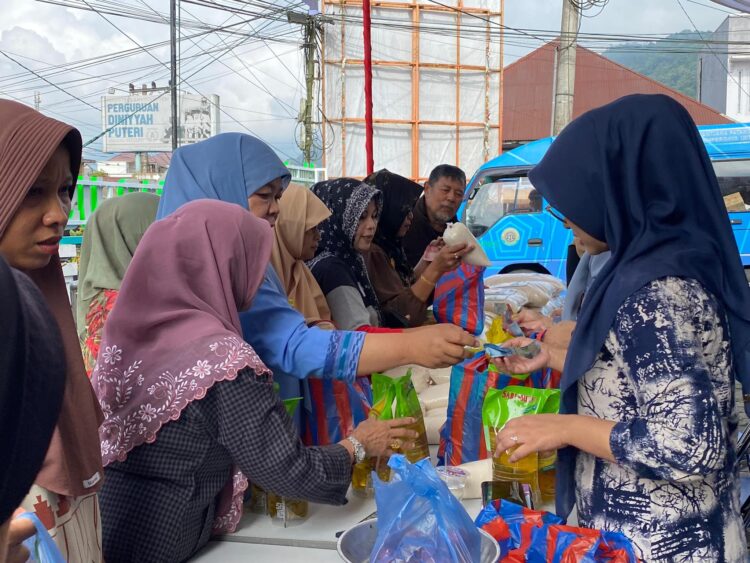 PASAR MURAH—Warga ramai-ramai mendatangi pasar murah yang digelar Pemko Padangpanjang sejak pukul 09.00 WIB-15.00 WIB di Kantor Lurah Pasar Usang, Kecamatan Padang Panjang Barat.