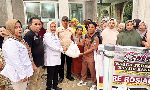 Terima Bantuan Sembako, Warga Korban Banjir Pasbar: Terima Kasih Pak Andre Rosiade 1 PAKET SEMBAKO— Warga Nagari Koto Sawah, Kecamatan Lembah Melintang, Kabupaten Pasaman Barat (Pasbar) sangat berterima kasih atas bantuan sembako dari anggota DPR RI asal Sumbar Andre Rosiade ke daerah mereka.