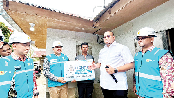 PENYALAAN LISTRIK— Wakil Ketua Komisi VI DPR RI, Andre Rosiade, meresmikan penyalaan listrik untuk warga di Jorong Aia Abu, Nagari Aia Dingin, Kecamatan Lembah Gumanti, Kabupaten Solok, Rabu (15/1).