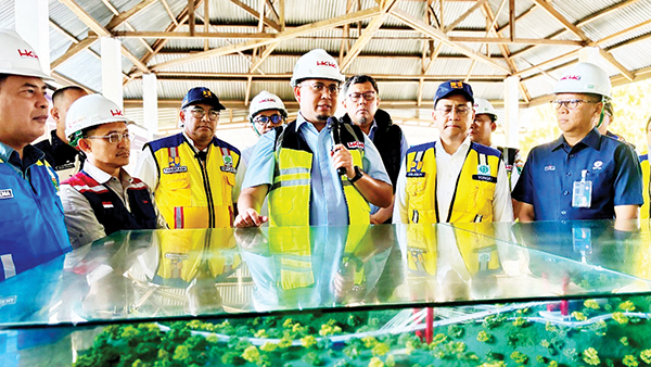 Andre Rosiade Sebut 2 Flyover Akan Dibangun Atasi Macet di Kota Padang 1 RENCANA PEMBANGUNAN FLY OVER— Wakil Ketua Komisi VI DPR RI Andre Rosiade, bertemu dengan Dirjen Pembiayaan Infrastruktur Kementerian PU Triono Junoasmoro saat meninjau proyek Fly Over Sitinjau Lauik, dan mendapat dukungan untuk pembangunan 2 fly over, Kamis (16/1) lalu.