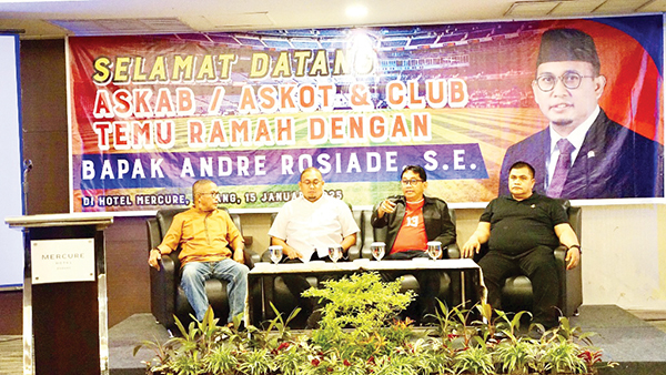 Andre Rosiade Siap Maju Pimpin Asprov PSSI Sumbar 1 TEMU RAMAH— Pencinta sepakbola sekaligus anggota DPR RI Andre Rosiade menggelar temu ramah dengan pengurus Asosiasi Kabupaten (Askab), Asosiasi Kota (Askot) serta pemilik klub sepakbola se- Sumbar pada Rabu (15/1) malam lalu.