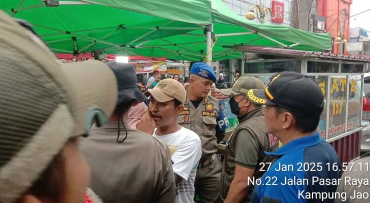 PKL Permindo Kembali Berjualan di Badan Jalan 1 PENERTIBAN PEDAGANG— Sejumlah pedagang berusaha untuk membujuk petugas Satpol PP Kota Padang untuk tetap bisa berjualan di badan jalan di kawasan Permindo. Pemko Padang sudah melarang penggunaan badan jalan atau fasum untuk berjualan.