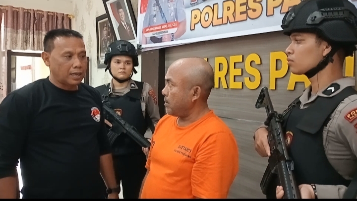 Parah! Oknum PNS jadi Pengedar Sabu, Berstatus Residivis dan 3 Kali Ditangkap 1 PENGEDAR SABU— Pelaku MS (49) yang merupakan oknum PNS di Kabupaten Padangpariaman
ditangkap jajaran Satresnarkoba Polres Pariaman.