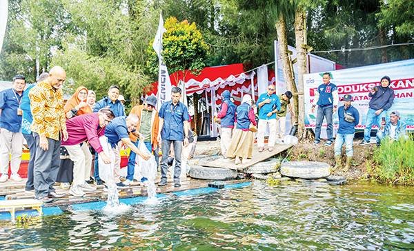 PT Semen Padang Lepaskan 1.500 Ekor Ikan Bilih ke Danau Diatas 1 PELEPASAN IKAN BILIH— Direktur Keuangan dan Umum PT Semen Padang, Oktoweri, Komisaris PT Semen Padang Khairul Jasmi, melakukan pelepasan 1.500 ekor ikan bilih di Danau Diatas, Alahan Panjang, Kabupaten Solok.