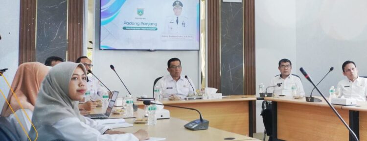 Mendagri Ingatkan Tidak Ada Lagi Pengangkatan Pegawai Non-ASN Baru 1 RAPAT BERSAMA MENDAGRI—Pj Wali Kota Padangpanjang Sonny Budaya Putra, mengikuti rapat bersama Mendagri secara daring, Rabu (8/1) di Ruang VIP Balai Kota.