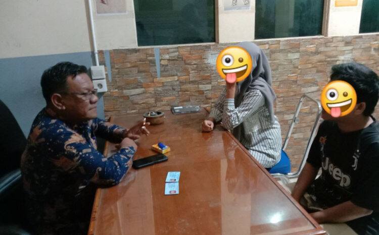 Ngamar Siang Hari, 2 Pasangan Ilegal Digerebek 1 PASANGAN ILEGAL— Salah satu pasangan ilegal yang diamankan di penginapan, diinterogasi oleh
Kasat Pol PP dan Damkar Padangpariaman.
