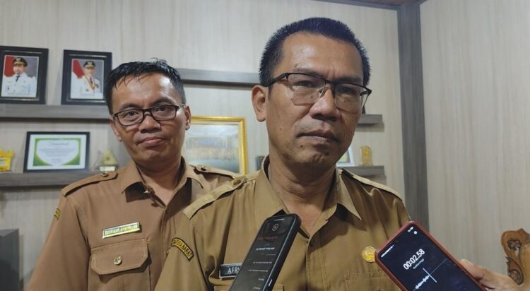 Seleksi PPPK Tahun 2024, Masih Tersisa 1.300 Guru Honorer 1 KETERANGAN PERS— Kepala DinasPendidikan dan Kebudayaan Kabupaten Limapuluh Kota Afri Efendi.berikan keterangan pada wartawan saat diwawancarai.