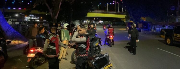 Gencarkan Patroli Malam Hari, Polda Sumbar Ajak Masyarakat Aktif Berantas Tawuran dan Balap Liar 1 PATROLI— Tim gabungan Polda Sumbar melaksanakan patroli malam di Kota Padang.