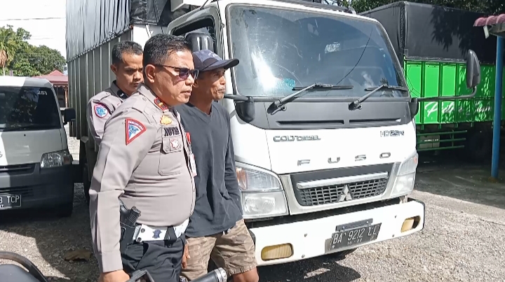 Lolos dari Kejaran Warga dan 15 Hari Buron, Sopir Truk Penabrak Pekerja Tol hingga Tewas Ditangkap 1 TABRAK LARI— Kanit Gakkum Satlantas Polres Padangpariaman Ipda Novrialdi bersama anggota menangkap SG (52) terduga pelaku tabrak lari.